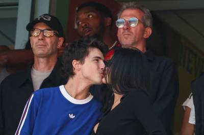 Kylie Jenner kliner til på tribunen