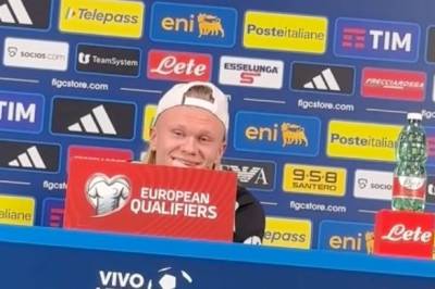 Haaland ler av journalistens spørsmål