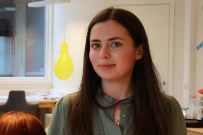 Lena flyktet i 2022 - nå hjelper hun nye ukrainere å lære norsk