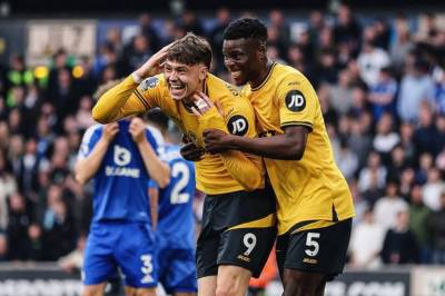 Jørgen Strand Larsen skal først redde Wolverhampton igjen, så snakke om Newcastle