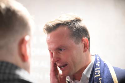 Sjefen tok til tårene etter gullet: – Jeg gidder ikke mer nå