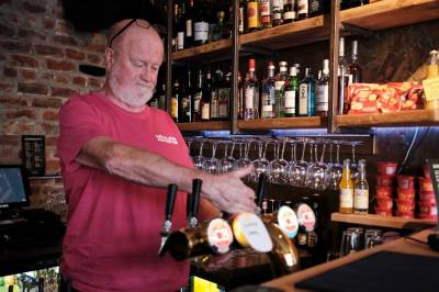 Puben ble mulig med gratis arbeid: – Folk er sulteforet