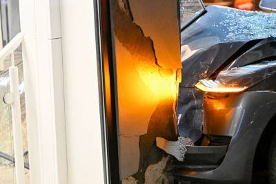 Bil traff butikk i Oslo – skal ha hatt høy fart