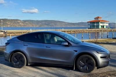 Nå dukker chatboten Grok opp i norske Teslaer