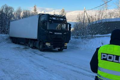 Semitrailer på tvers - Langnesbakken stengt