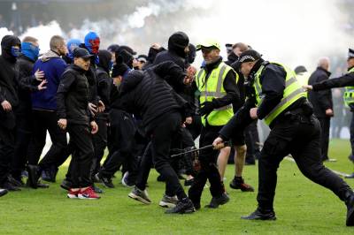 Stygge scener på «Old Firm»: Maskerte tilskuere stormet banen