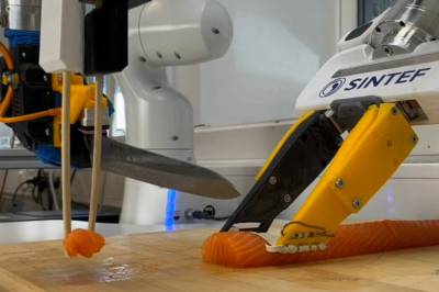 Denne roboten multitasker som en sushikokk