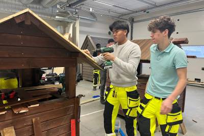 Bygger lekehytter i skoletida