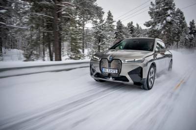 Historisk skifte i Europa: Elbilene suser forbi bensinbilene