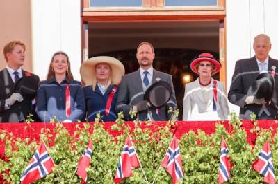 Kongefamilien på plass på Slottsbalkongen