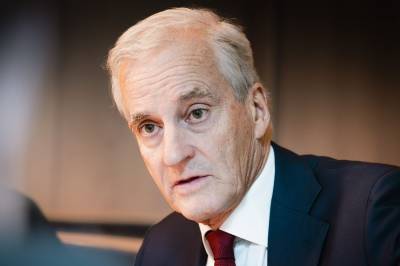 Støre møter pressen i Vandrehallen på Stortinget