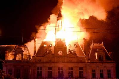 Rådhus i flammer: – En katastrofe for kulturarven