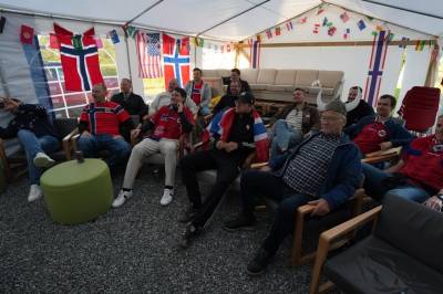 Endelig fotballfest i teltet i Giske - og i resten av landet