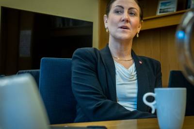 Regjeringen overkjøres i Stortinget hver uke. Hun skal sørge for at det blir minst mulig nederlag for Arbeiderpartiet. 