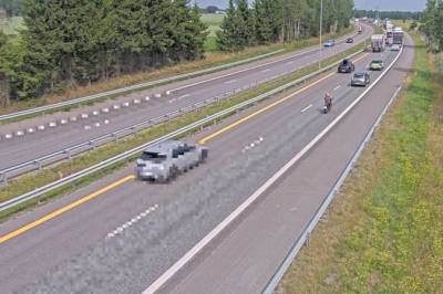 Brann i lastebil på E6: – Trafikken vil bli sperret