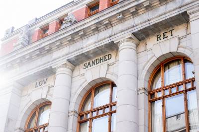 Une skal se på 76 saker på ny i lys av dom