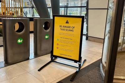 Frustrerte taxisjåfører har sendt mange e-poster. Nå har Flesland fått et nytt skilt.