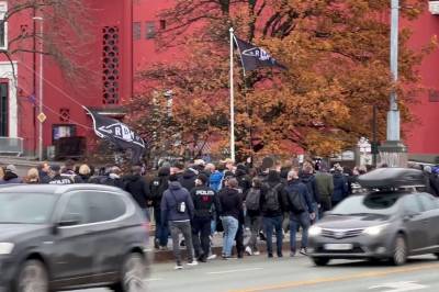 Her drar Vålerenga-supportere ned RBK-flaggene