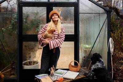 Maria Skappel Holzweilers hjem var lenge striglet, men grenser nå til det kaotiske