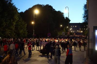 Stormer mot slottet