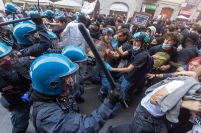 Protestene gikk over styr flere steder. Nå skylder flere på Russland.