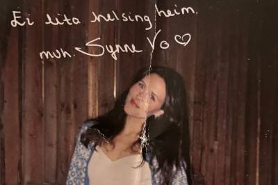 Synne Vo sende postkort heim – inviterer «heile» Gudbrandsdalen til Oslo