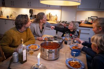 Hun er professor og fembarnsmor – nå har noe skjedd med nordmenn