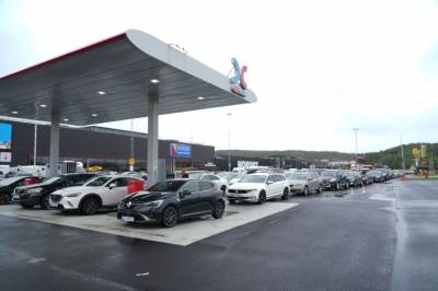 Lange køer i Sverige for billigere drivstoff