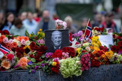 Bergen fylte Den blå steinen med blomster