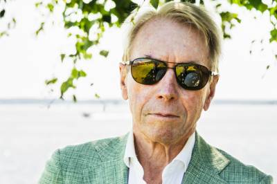Gir bort 700 millioner: - Puslete greier
