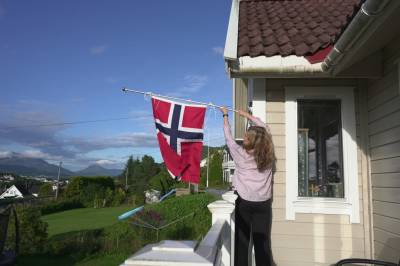 Slik flagger du på halv stang med balkongflagg