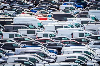Regjeringen foreslår fullt avgiftssjokk på både elbiler og fossilbiler