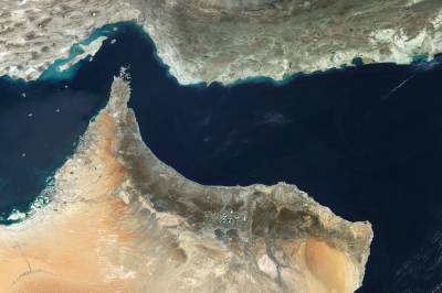 Bloomberg: Iran truer med å stenge Hormuz – oljeprisen hopper