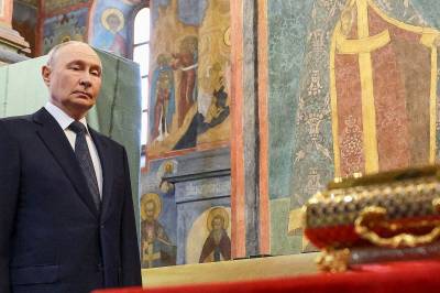 Putin trengte et mirakel. Da fant prestene en død fyrste.