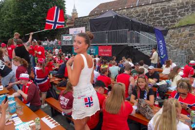 Reagerer på fotballfest: – Sinnssyke priser