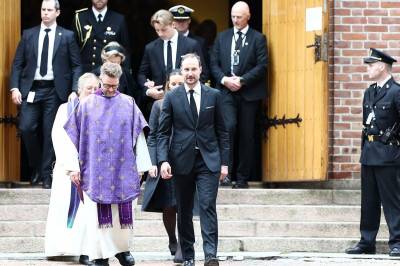 Her er kongefamilien på vei ut