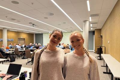 Oline (15) og Oliva (14) starta kommunestyremøtet med dans