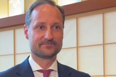 Får kronprinsen til å le