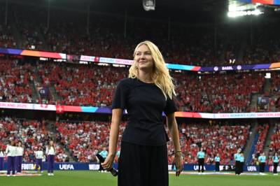 Astrid S hylles for nasjonalsangen før EM-åpningen