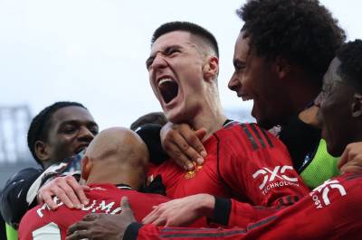 Overtidsdrama da Manchester United vant sin tredje strake