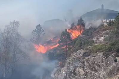Filmer flammene fra sjøen
