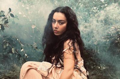 Charli XCX mot stormfulle høyder