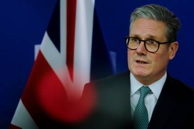 Starmer lover å kjempe videre etter at krav om avgang ryster Labour-ledelsen: 