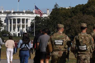 Han ertet soldatene med toner fra Star Wars og ble satt i håndjern
