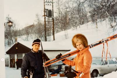 Deler nye bilder av kong Harald