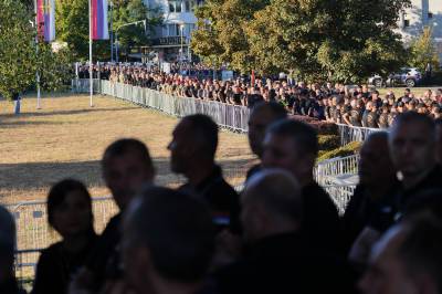 Tusenvis strømmer til for å ta farvel med krigsforbryter Mladic i Serbia: – Har ingen plass i EUs kandidatland