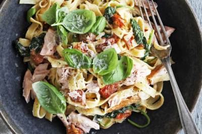 Fersk pasta med laks, spinat og tomater