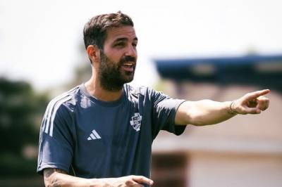 Chelsea og Arsenal følger med på deres legende Cesc Fabregas