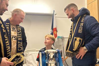 Besøkte barneavdeling etter seriegullet: — Dette fotball handler om