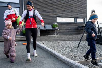 Slik trener fembarns-foreldrene Camilla-Marie og Mats